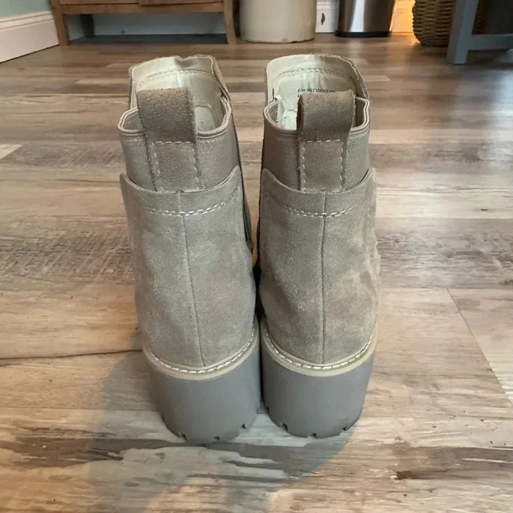 Dolce Vita Womens Haily Boot Taupe Tan Suede Chelsea Chunky Lug Platform